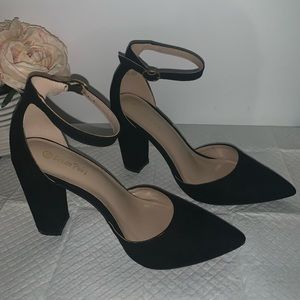 Dream Paris pointed chunky heels for any special occasion, wonderful condition.